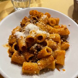 Pasta al sugo di carne Pasta al sugo di carne