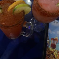 Margarita de fresa & Michelada de topochico