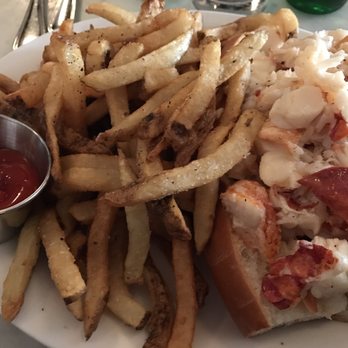 Neptune Oyster - Lobster roll hot w/butter - Seafood Near Me - Boston, Massachusetts