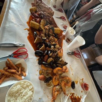 Star Crab - Snow Star Combo with Medium Spice Full House Sauce - Cajun/Creole Near Me - Upland, California Star Crab - Snow Star Combo with Medium Spice Full House Sauce - Cajun/Creole Near Me - Upland, California