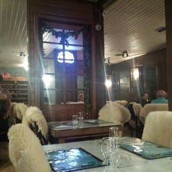 Sabor de Famille - Pelegos nas cadeiras e muito vinho... Bem tradicional.