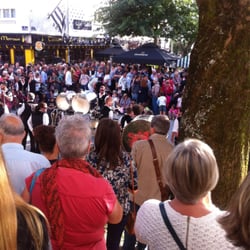 Tavarn Ar Roue Morvan - Tout le monde profite de la musique du Bagad de Lorient sous le soleil !