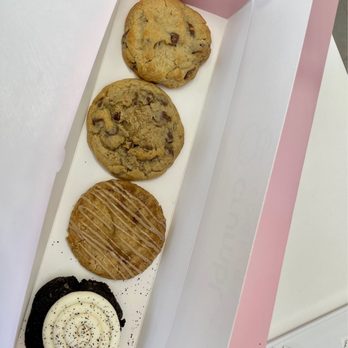 Crumbl - Edina - Oreo, Maple Glaze, Chocolate Chip - Bakeries Near Me - Edina, Minnesota Crumbl - Edina - Oreo, Maple Glaze, Chocolate Chip - Bakeries Near Me - Edina, Minnesota