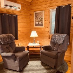 Los Gatos Bed & Breakfast - Inside blue cabin