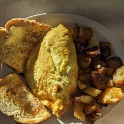 Blue Benn Diner - Toast, omelet, home fries.