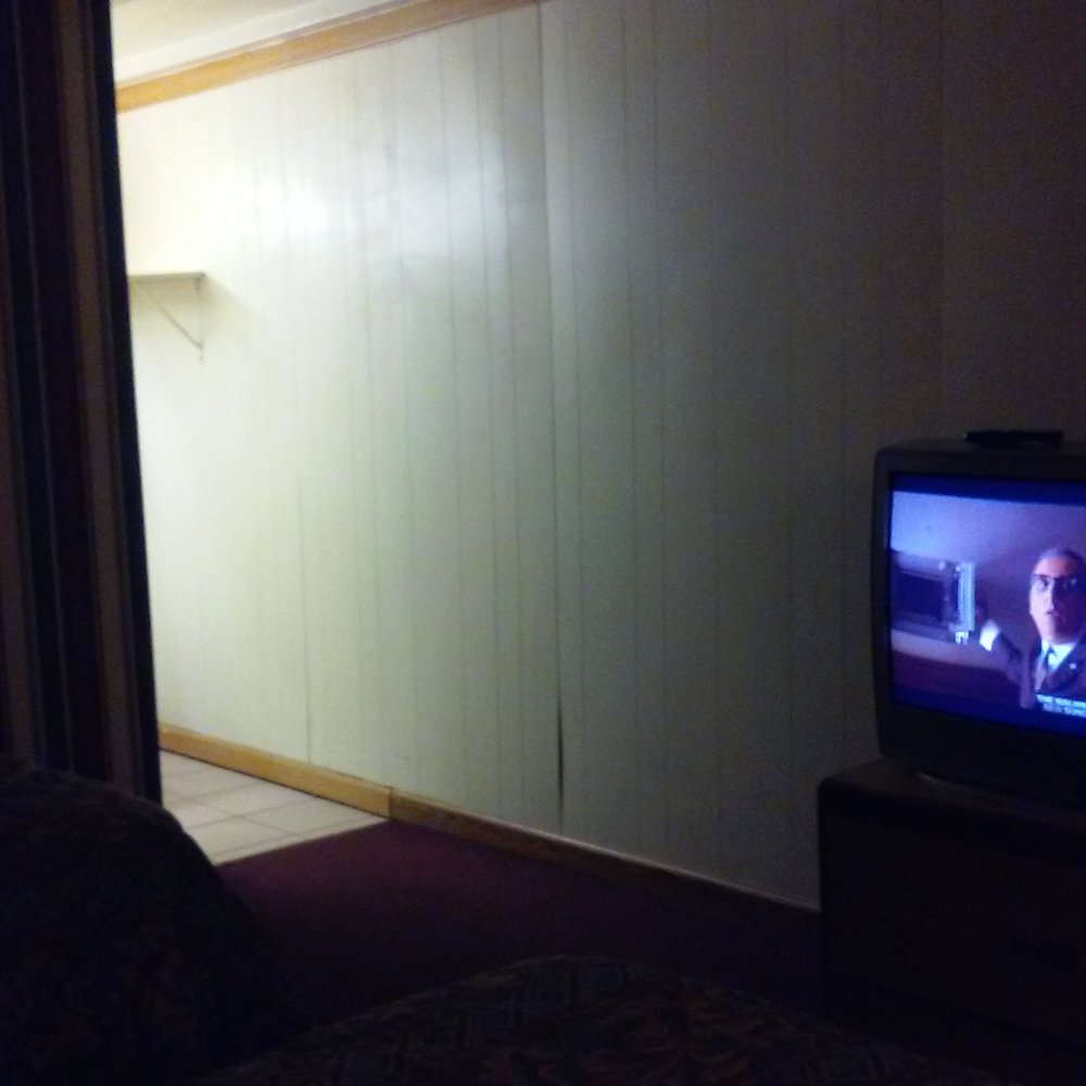Economy Inn - Wall in bedroom & bathroom - Hotels Near Me - Kankakee, Illinois
