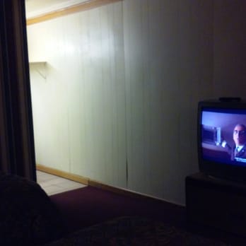 Economy Inn - Wall in bedroom & bathroom - Hotels Near Me - Kankakee, Illinois
