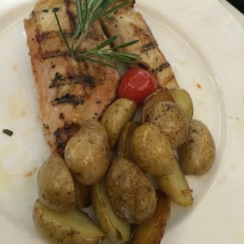 Churrasco Steakhouse - Chicken breast with rosemary potatoes. - Argentine Near Me - Zürich, ZH Churrasco Steakhouse - Chicken breast with rosemary potatoes. - Argentine Near Me - Zürich, ZH