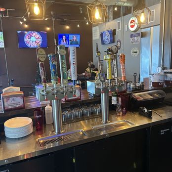 Al's Pizza Shop - Beer taps - Pizza Near Me - San Antonio, Florida
