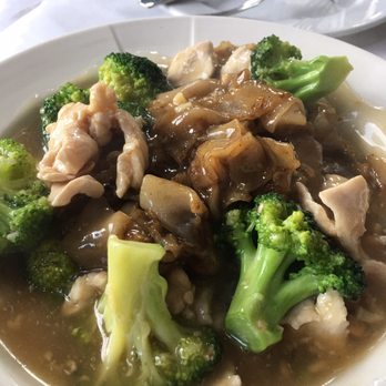 Saladang Garden - Rad Na with chicken - Thai Near Me - Pasadena, California Saladang Garden - Rad Na with chicken - Thai Near Me - Pasadena, California
