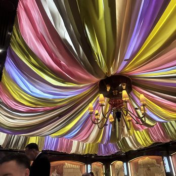 Le Cirque - The ceiling of this beautiful room - French Near Me - Las Vegas, Nevada Le Cirque - The ceiling of this beautiful room - French Near Me - Las Vegas, Nevada