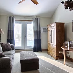 Vineyard Inn On Suttons Bay - The sunlit view of a Vineyard Inn room