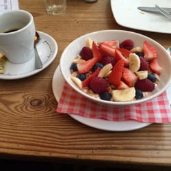 De Sneeker Pan - Really good müsli with fresh berries.