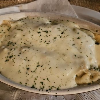 Lucca Grill - Homemade Alfredo sauce is awesome. I got the Cannelloni and it was good but next time I'll try other dishes with that sauce - Pizza Near Me - Bloomington, Illinois