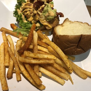 Sammy's Beach Bar & Grill - Chicken sandwich - American Near Me - Honolulu, Hawaii