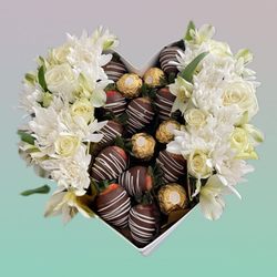 Gourmet Gift 4U - Heart shape arrangement. Strawberries covered in chocolate