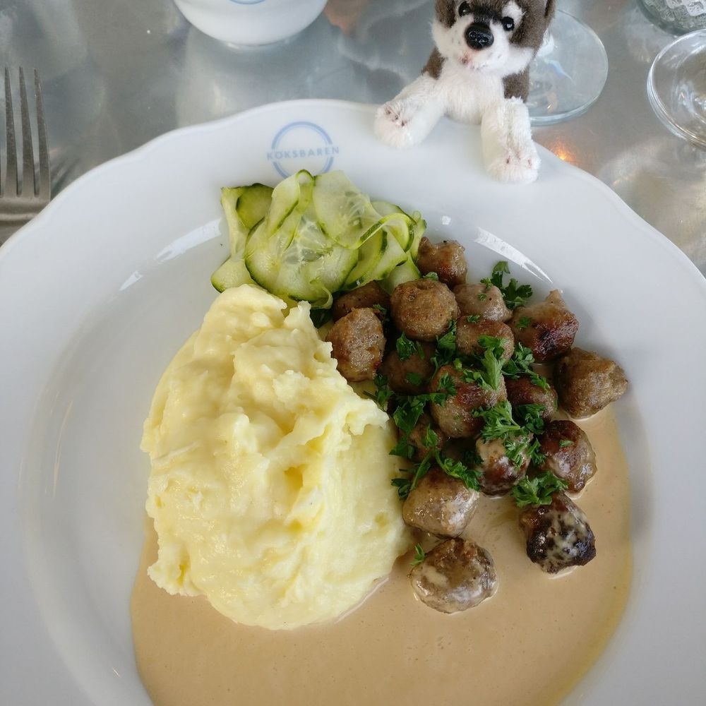 Köksbaren - Swedish meatballs with mashed potatoes and pickled cucumbers. [IG: @Tokig_Adventures] - Modern European Near Me - Umeå, AC