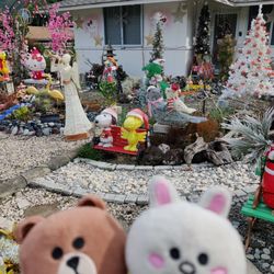 Christmas Lane - Kaneohe - Do you see Snoopy and Woodstock?