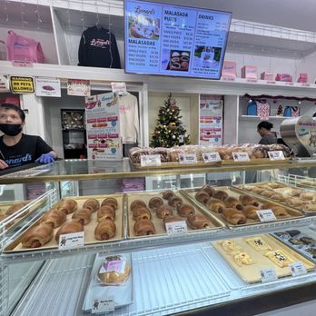 Leonard's Bakery - Pastry case - Bakeries Near Me - Honolulu, Hawaii Leonard's Bakery - Pastry case - Bakeries Near Me - Honolulu, Hawaii