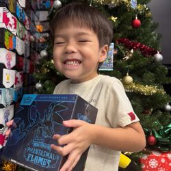 TCG Hawaii - Kenji gets a free ETB for Christmas!