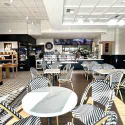 Paris Baguette - Inside