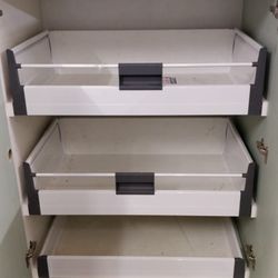 Reeko Cabinets - Pull out pantry