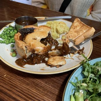 The Stanhope Arms - steak & ale lie, mash & spring peas - Pubs Near Me - London, XGL The Stanhope Arms - steak & ale lie, mash & spring peas - Pubs Near Me - London, XGL