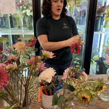 The Plant Gallery - Learning to make a floral arrangement - Florists Near Me - Metairie, Louisiana The Plant Gallery - Learning to make a floral arrangement - Florists Near Me - Metairie, Louisiana