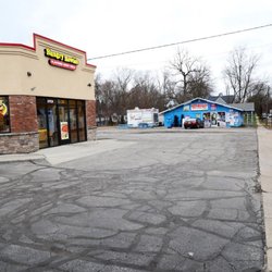 Hungry Howie's Pizza - Easy parking on site