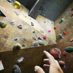 香港攀石訓練學會 - Climbing while jet legged. Not the greatest idea haha
