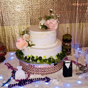 Artemio's Bakery - Wedding cake with strawberry filling - Bakeries Near Me - Chicago, Illinois
