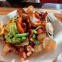 9 Dragons - Assortment of hot foods
