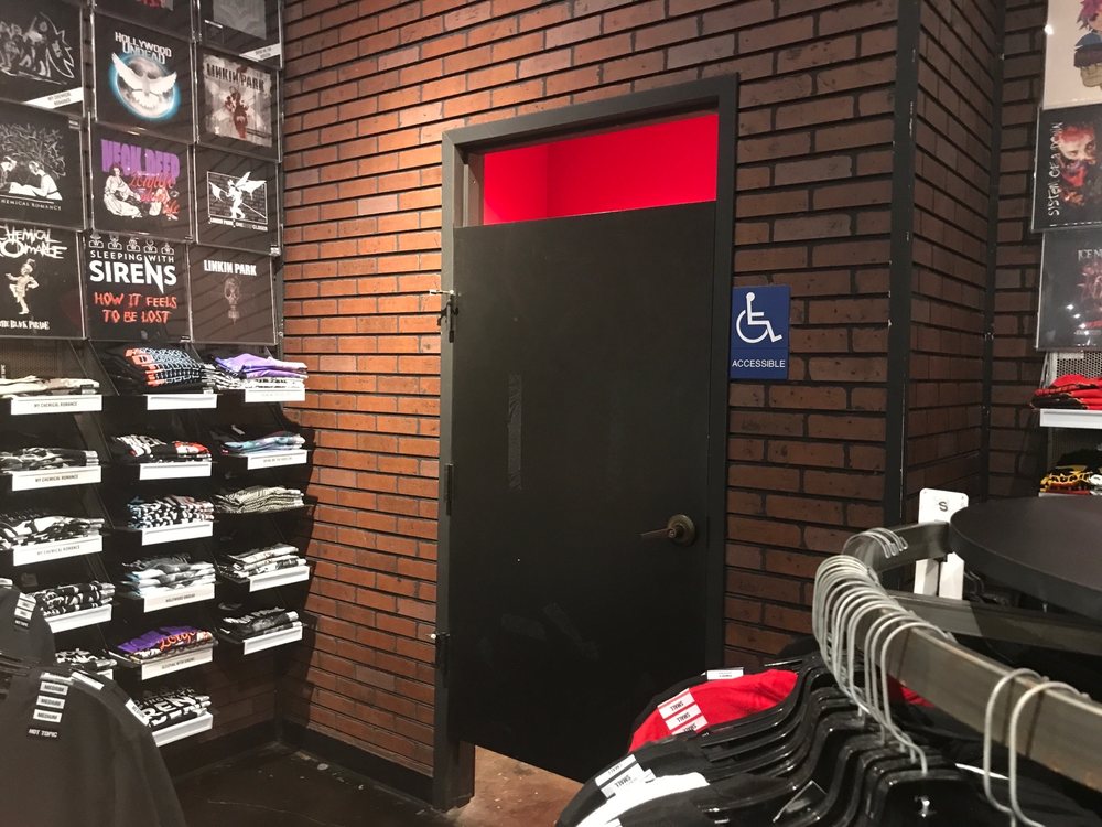 Hot Topic - 111 E Puainako St, Hilo, Hawaii - Yelp