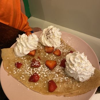Culture Crêpes - Strawberry crepe with cream. - Creperies Near Me - Paris, 75 Culture Crêpes - Strawberry crepe with cream. - Creperies Near Me - Paris, 75