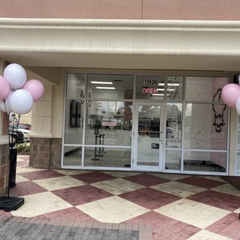 Crumbl - Kendall - Entrance - Bakeries Near Me - Miami, Florida