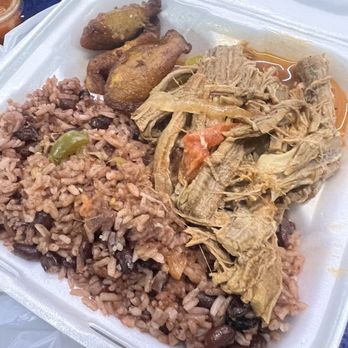 Fritanga Cana Brava - Carne desmenuzada con Gallo Pinto y maduros - Latin American Near Me - Miami, Florida Fritanga Cana Brava - Carne desmenuzada con Gallo Pinto y maduros - Latin American Near Me - Miami, Florida
