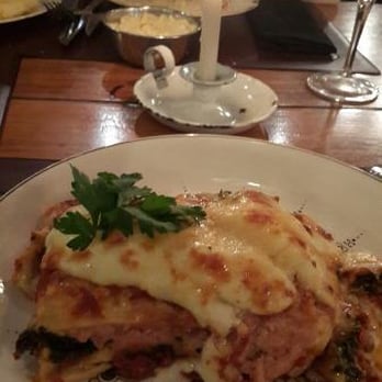 Josefa - Lasagna y detalle de la decoración de la mesa. - Italian Near Me - Cariló, C