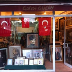 Galeri Gülay - Her sene 29 Ekim 10 Kasım tarihleri arası Galeri Gülay vitrini Atatürk resimleri ve Türk bayrakları.