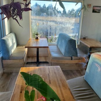 Pineapple Express Food Truck - Dirty windows, dirty tables  dirty floors! - Hawaiian Near Me