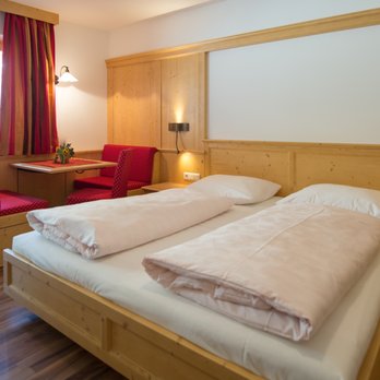 Akitv Hotel Schönwald - Wohnbeispiel Zimmer Rosengarten - Hotels Near Me - Nova Levante, BZ