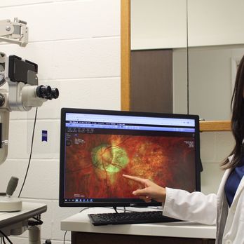 Lau Franklin Y Dr Optometrist - Dr. Joanna Ma demonstrates findings on a retinal scan. - Optometrists Near Me - Honolulu, Hawaii Lau Franklin Y Dr Optometrist - Dr. Joanna Ma demonstrates findings on a retinal scan. - Optometrists Near Me - Honolulu, Hawaii