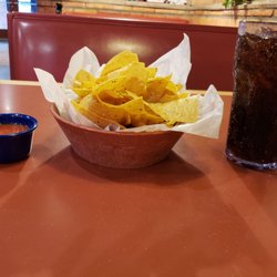Yes they do have chips and salsa