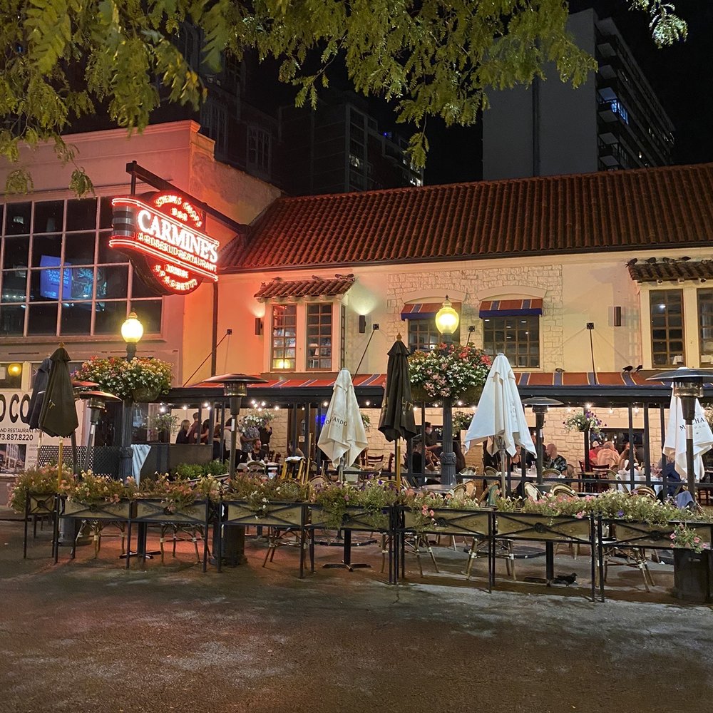Carmine's - Carmines Patio seating along Rush St. - Italian Near Me - Chicago, Illinois