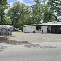 Derek's - From the street