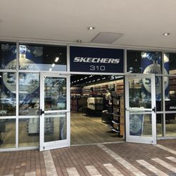 SKECHERS Warehouse Outlet - Entrance