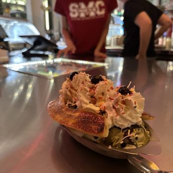 Fluffy McCloud's - Banana split - Ice Cream & Frozen Yogurt Near Me - Los Angeles, California
