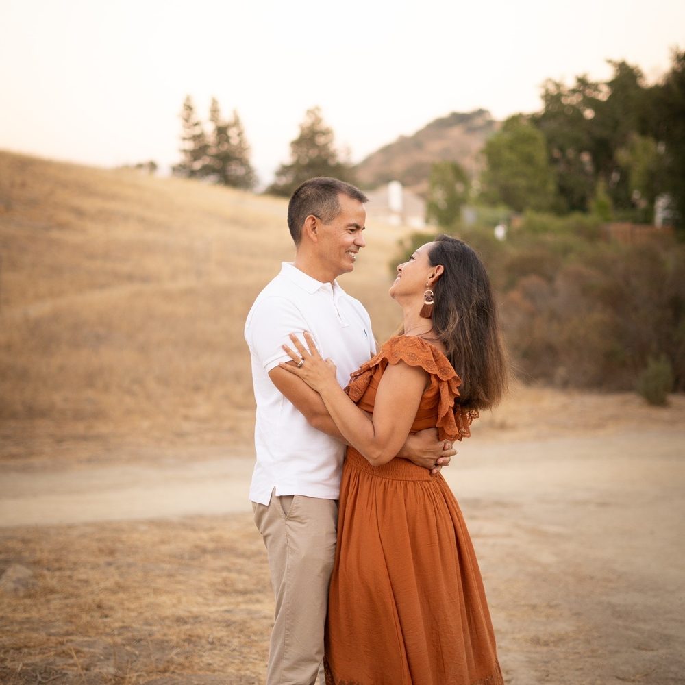 Shutter Magic Photography - A couple embracing eachother and looking lovingly at one another - Session Photography Near Me Shutter Magic Photography - A couple embracing eachother and looking lovingly at one another - Session Photography Near Me