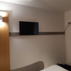 B&B Hôtel Cherbourg - La chambre avec la télé