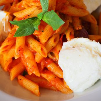 Tady a teď - Klasické penne s rajčaty a kravskou mozzarellou. - Bakeries Near Me - Prague, Puerto Rico