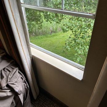 Comfort Inn - No screens in the windows. - Hotels Near Me - Chelsea, Michigan Comfort Inn - No screens in the windows. - Hotels Near Me - Chelsea, Michigan